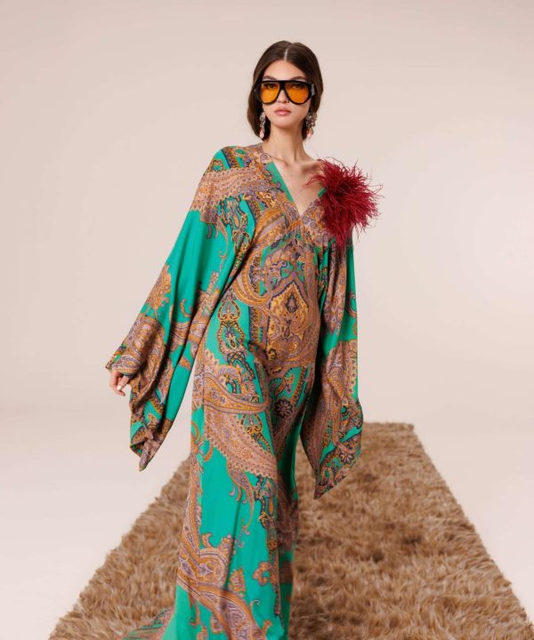Emerald Granada ipek elbise hareketli görünüm kaftan kesim ve akışkan yapı