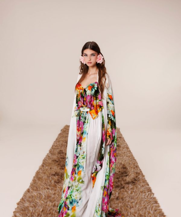 %100 saf ipek kumaştan, floral desenli ve pelerin detaylı Granada Heritage lüks elbise boydan görünüm