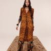Leopar desenli, %70 saf ipek karışımlı, siyah ve altın rengi aksesuarlarla tamamlanmış Soul of Leila Savannah lüks tunik ve geniş paça pantolon takımı önden görünüm.