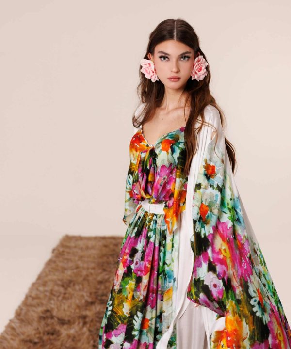 Drapeli üst form ve canlı floral desenleri gösteren %100 saf ipek Granada Heritage elbise detay çekim