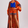 Marrakech Sunset uzun kimono ve şort takımı, turuncu ve kobalt mavi desenli Japon ipek karışımı kumaşla önden görünüm.