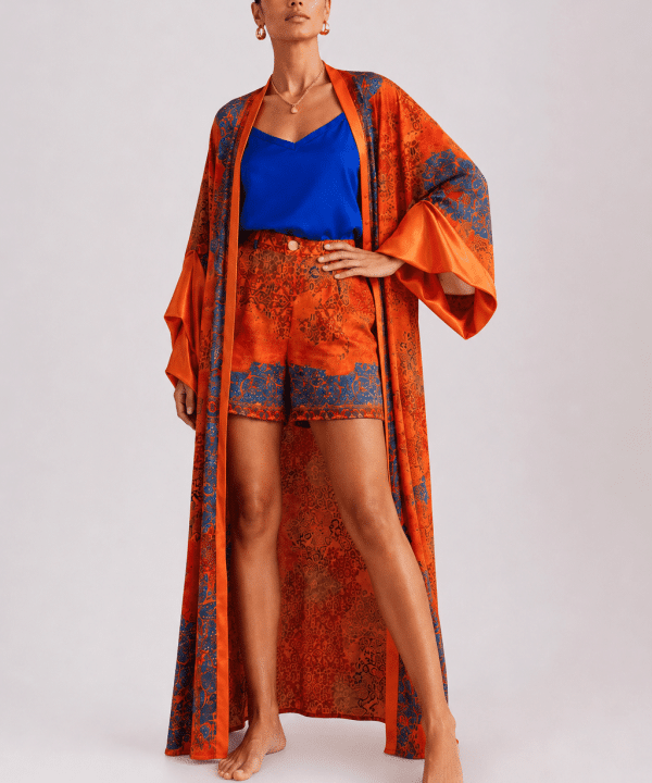 Marrakech Sunset uzun kimono ve şort takımı, turuncu ve kobalt mavi desenli Japon ipek karışımı kumaşla önden görünüm.