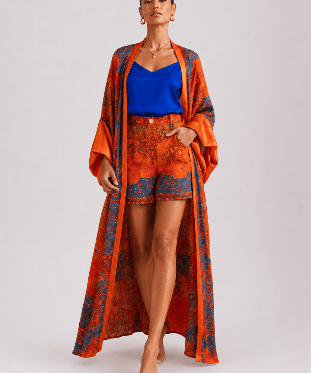 Turuncu ve kobalt mavi desenli uzun kimono şort takımı, saten görünümlü geniş kollu kimono ve yüksek bel şortla tam boy görünüm.