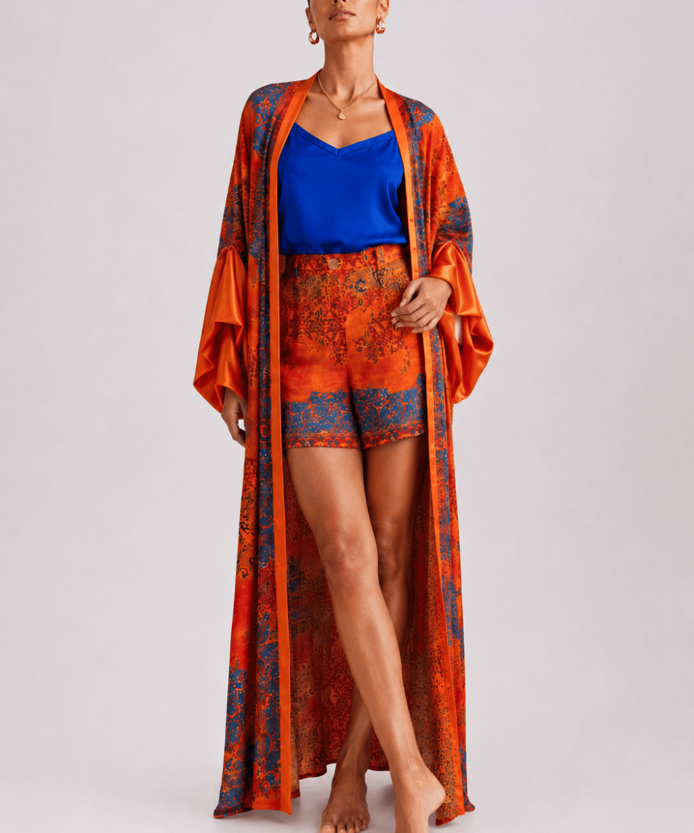 Japon ipek karışımı Marrakech Sunset kimono set, uzun dökümlü kimono ve desenli yüksek bel şort ile yürüyüş pozunda.