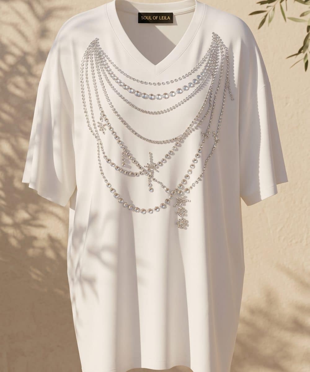 Soul of Leila Leila Crystal Oversize Bamboo T-Shirt beyaz V yaka yapıştırma kristal işlemeli yüzde yüz bambu kadın tişört ürün fotoğrafı